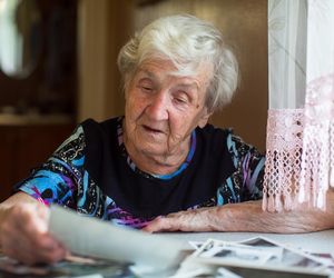 Zanim usłyszą diagnozę mija nawet 4 lata. Demencja może zacząć się dekadę wcześniej