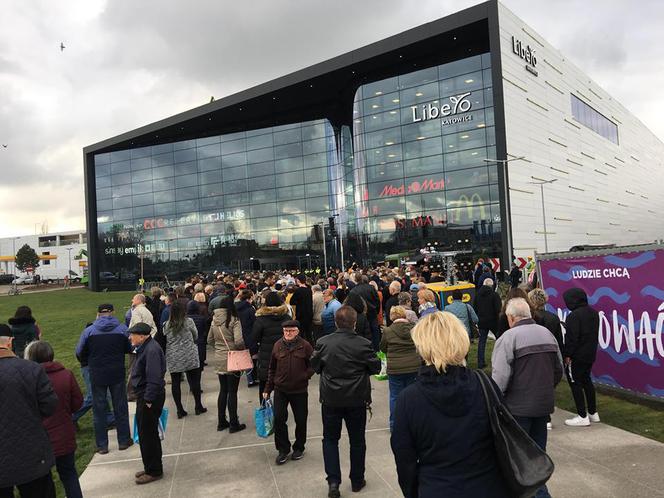 Katowice: Galeria Libero otwarta, tłumy ludzi czekały na otworzenie drzwi!