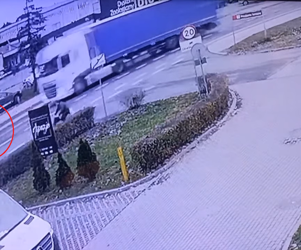  Przerażające nagranie! Kamery uchwyciły, jak ciężarówka potrąciła rowerzystkę