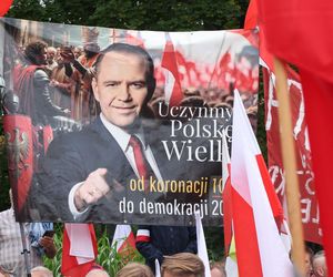 Banery na powitanie Nawrockiego 