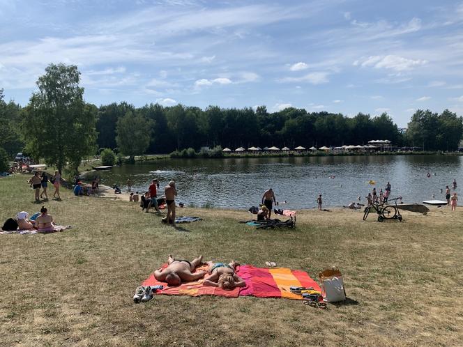 Piękna plaża w Katowicach i zakaz kąpieli w stawie