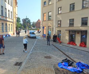 Trwa zabezpieczanie budynków na Wyspie Młyńskiej, na osiedlu Nadodrze 