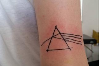 10 naprawdę tragicznych rockowych tatuaży. Będą musieli z tym żyć