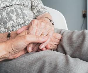 Renta wdowia. Zmiany w rencie rodzinnej dla wdów coraz bliżej! Lewica chce pomóc seniorom