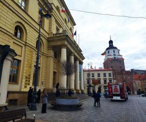 Straż pożarna i policja przed lubelskim ratuszem. Co się stało? 