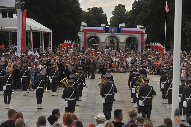 Armaty zagrzmiały w Warszawie. Obchody święta Wojska Polskiego