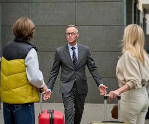 Na Wspólnej, odc 4086. Monika (Sylwia Gliwa), Damian Cieślik (Waldemar Błaszczyk), Kajtek (Michał Stoszek)