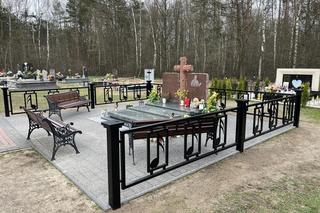 Tak teraz wygląda grób Krzysztofa Krawczyka. Pojawiło się ogrodzenie