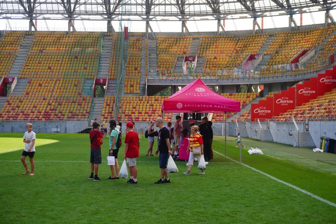 Pożegnianie Murawy na Chorten Arenie. Jagiellonia Białystok rozdaje boisko swoim kibicom