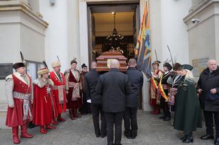 Pogrzeb gen. Hermaszewskiego. Protesty na Powązkach Wojskowych i płacz rodziny