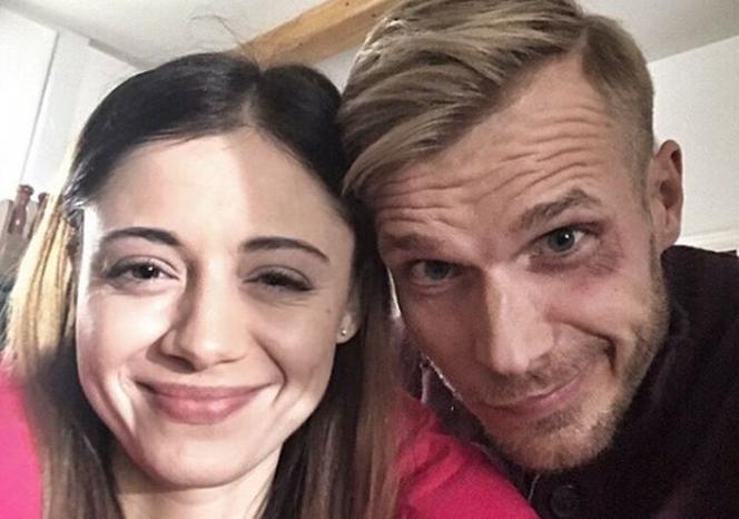 M jak miłość, Iza (Adriana Kalska), Artur (Tomasz Ciachorowski)