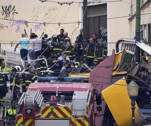 Katastrofa kolejki turystycznej! Wypadła z szyn i gruchnęła w budynek. Co najmniej 15 osób nie żyje!