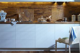Drewno, sklejka i kamień na ścianie w kuchni. Okładzina nad blatem