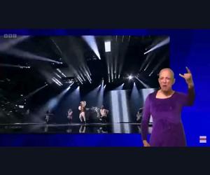 Oto prawdziwa królowa Eurowizji. Tłumaczka migowa zrobiła prawdziwy show! [WIDEO]
