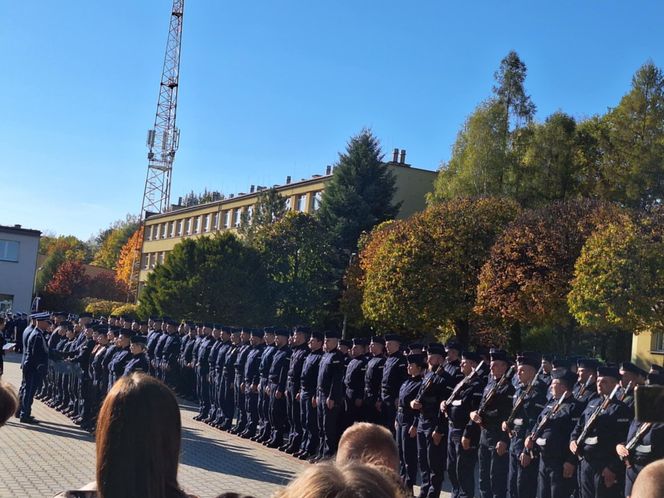 Uroczyste zakończenie szkolenia policyjnego w Katowicach. Ponad 200 nowych policjnatów