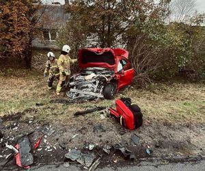 Potworna czołówka pod Bydgoszczą. Z samochodów niewiele zostało. Policja: kierowca zrobił to celowo