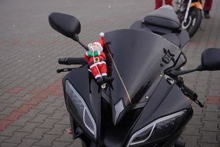 MotoMikołaje pod halą EXPO tuż przed wyruszeniem w trasę po mieście. Cel? Uniwersytecki Szpital Dziecięcy. Kraków 8.12.2024 r.