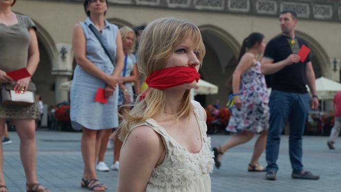 Ukraińcy protestowali na krakowskim Rynku. Chcą, by Ołeh Sencow i inni ukraińscy więźniowie polityczni zostali wypuszczeni z rosyjskich więzień