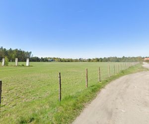 Największa kolekcja muru berlińskiego jest pod Wrocławiem. Na polu ustawiono kilkadziesiąt żelbetowych płyt z NRD