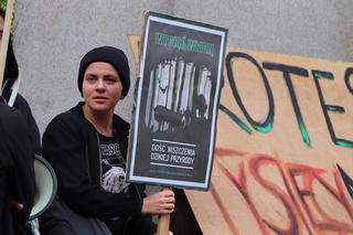 Młodzieżowy Strajk Klimatyczny w Toruniu. Protestowali przeciwko rządowi i korporacjom