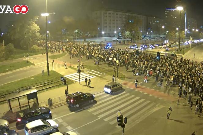 STRAJK KOBIET w Łodzi 27.10.2020. SETKI protestujących ZABLOKOWAŁY ULICE! [WIDEO]