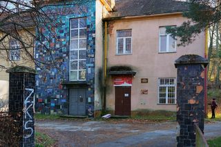 Ta małopolska wieś powstała w średniowieczu. W PRL-u przeprowadzono w niej eksperyment