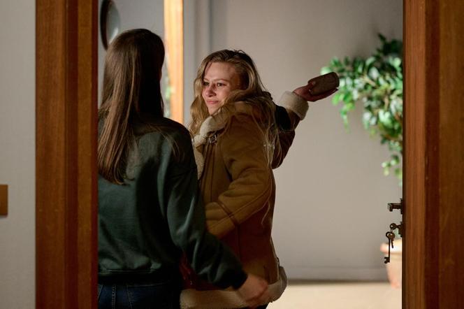 Na Wspólnej odc. 3833: Ula (Julia Jurek), Karolina (Wiktoria Supryn) - żona Natana