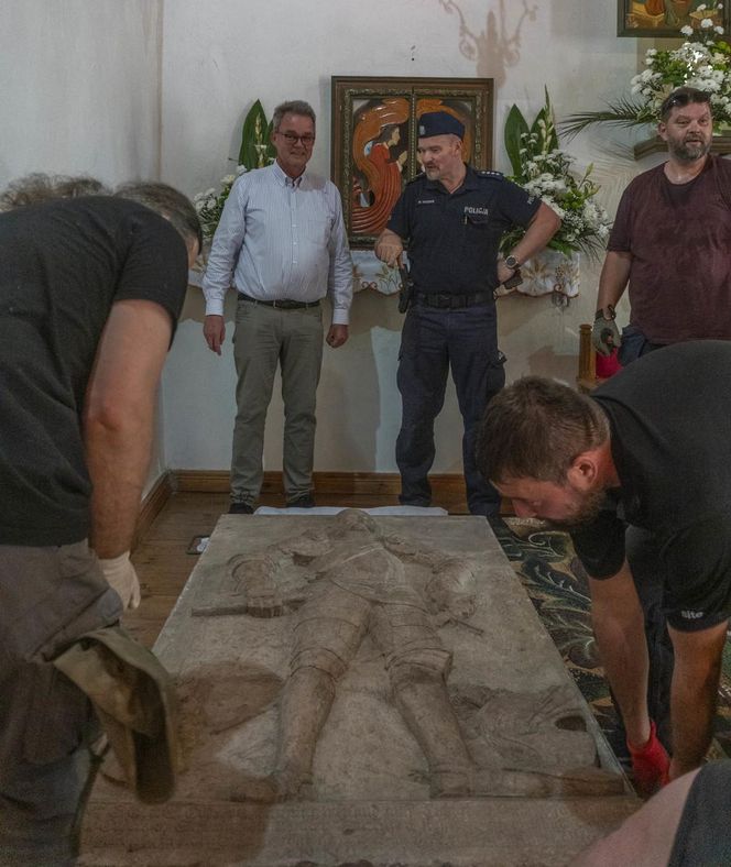 Zabytkowe epitafium powróciło do kościoła w Lubatowie