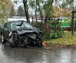 Wypadek w Tarnowskich Górach. Nietrzeźwy 18-latek wyleciał z drogi i uderzył w wagon pociągu. Jedna osoba w szpitalu