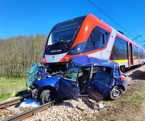 Śmiertelny wypadek na przejeździe kolejowym w Tomaszowie Mazowieckim! 44-latka i 13-latka nie żyją