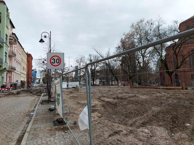 Plac Wolności to ciągle plac budowy. Przed kościołem mają być jak najlepsze warunki do handlu kwiatami [WIZUALIZACJE, ZDJĘCIA]