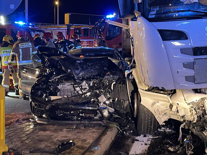 BMW zmasakrowane przez ciężarówkę. Poważny wypadek przy trasie S8