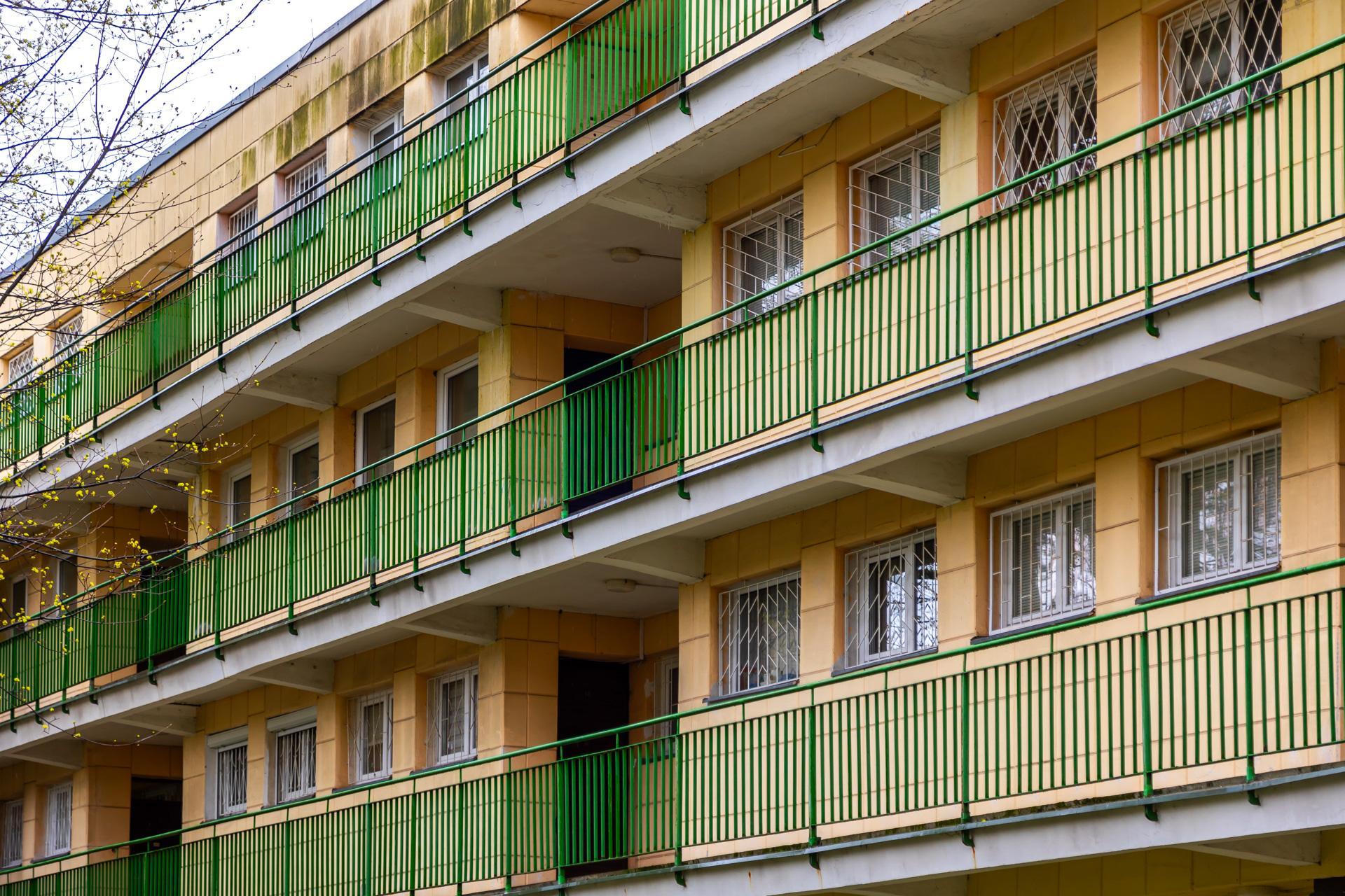 Osiedle WSM Koło II w Warszawie - zdjęcia. Pablo Picasso na ścianie i klatki schodowe typu ser