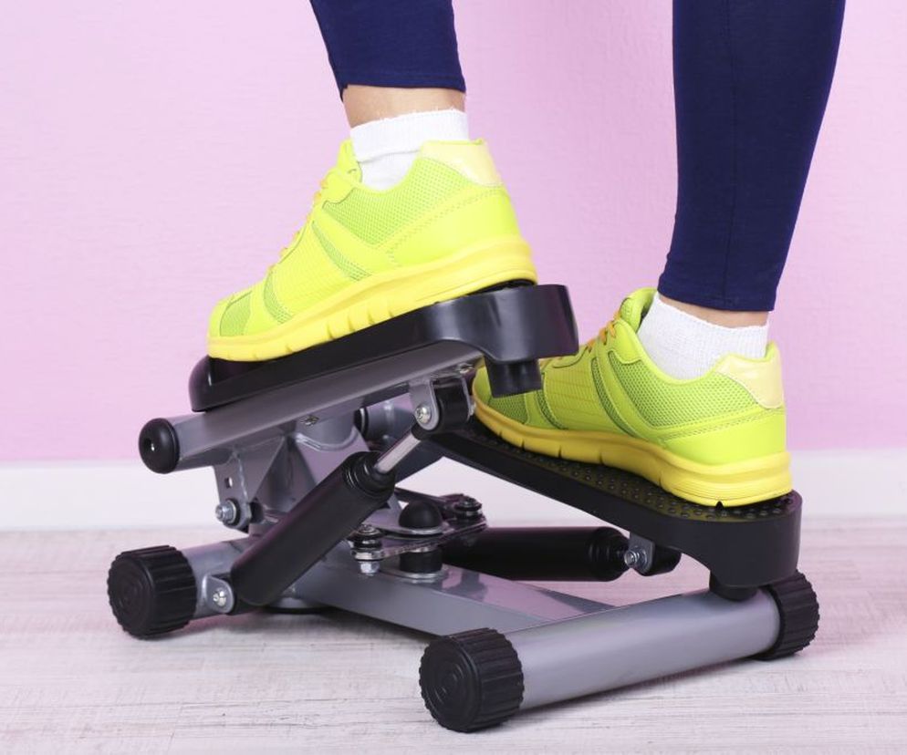 Stepper zajmuje bardzo mało miejsca w domu, a pozwala uzyskać świetne efekty treningowe.