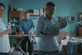 M jak miłość, odcinek 1881. Marysia (Małgorzata Pieńkowska), Artur (Robert Moskwa), Antoś (Mark Mironienko), Paweł (Rafał Mroczek)