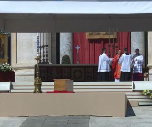 Watykan: rozpoczęły się uroczystości pogrzebowe papieża Franciszka