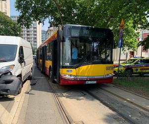 Kolejny wypadek z udziałem miejskiego autobusu w Warszawie. Ranni pasażerowie, poważne utrudnienia