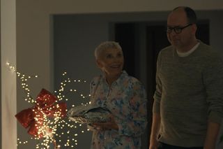 Barwy szczęścia, odcinek 3190. Krystyna (Hanna Bieluszko), Marek (Marcin Perchuć)  