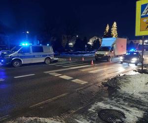 Dostawcze auto potrąciło pieszego w Wąchocku