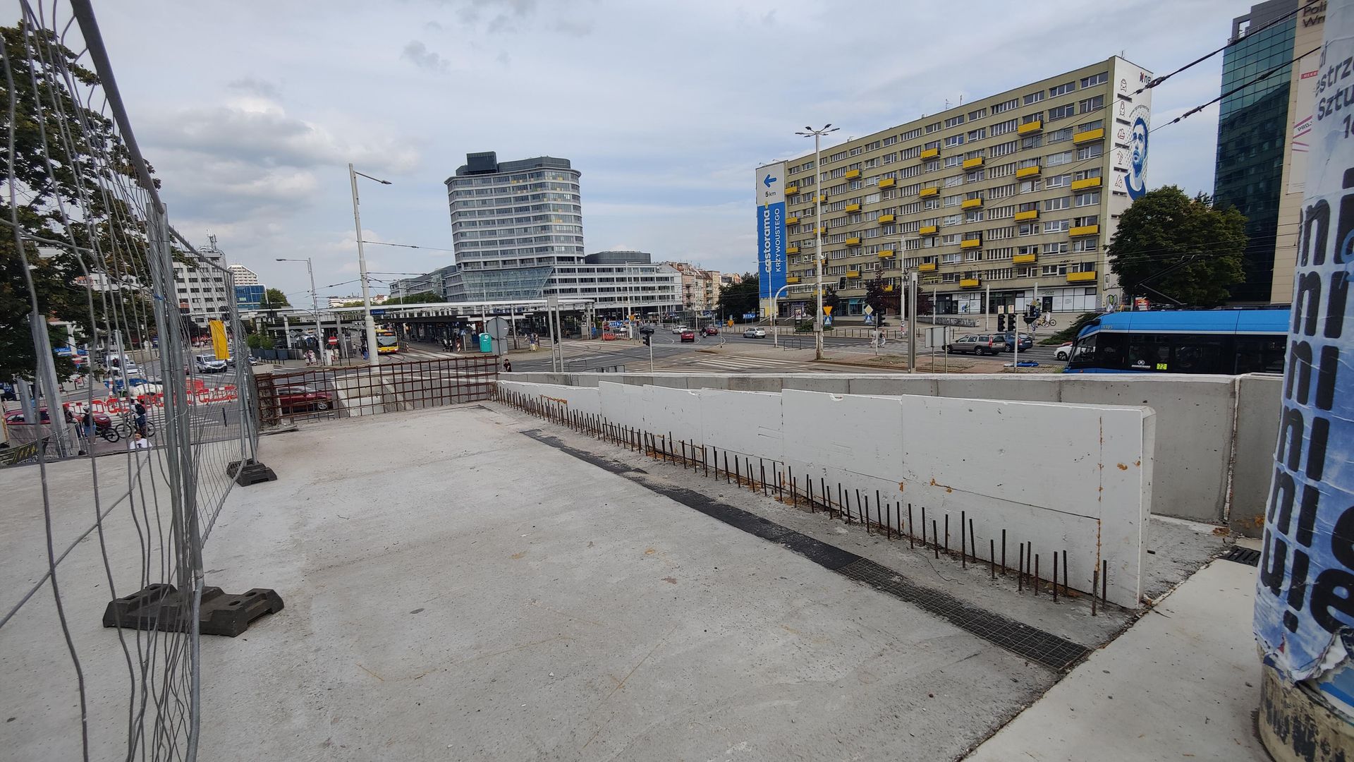 Remont esplanady przy Sedesowcach we Wrocławiu