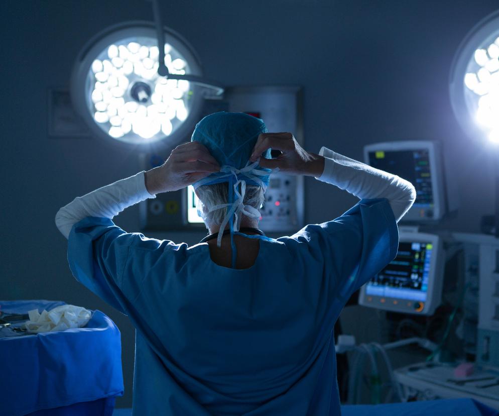 Chirurg przygotowuje się do operacji