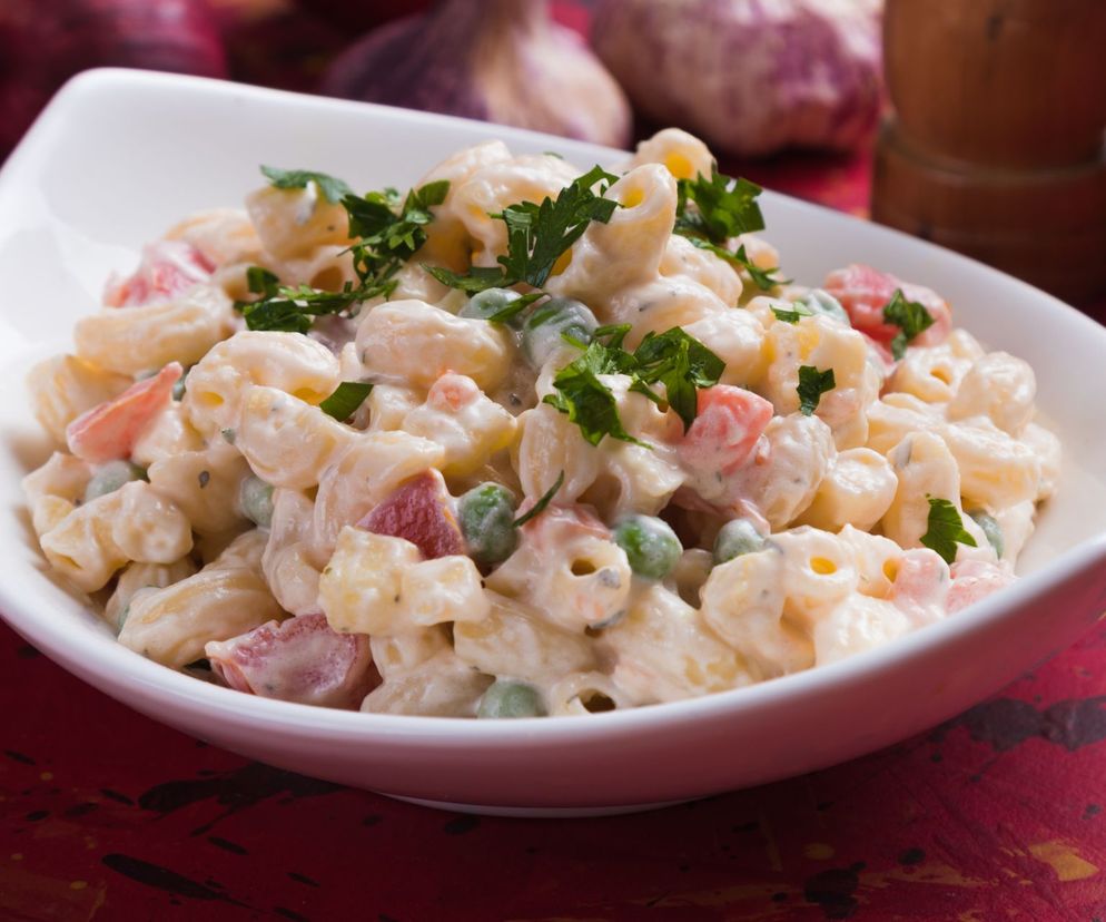 sałatka makaronowa z jajkami i selerem naciowym