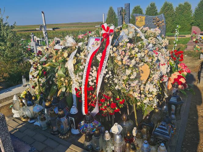Krystian zginął na motocyklu w Wietlinie. Jego grób tonie w morzu kwiatów[ZDJĘCIA]
