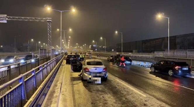 Zima zaskoczyła kierowców! Pierwszy śnieg wprowadził zamęt na stołecznych ulicach. Kilkadziesiąt rozbitych aut