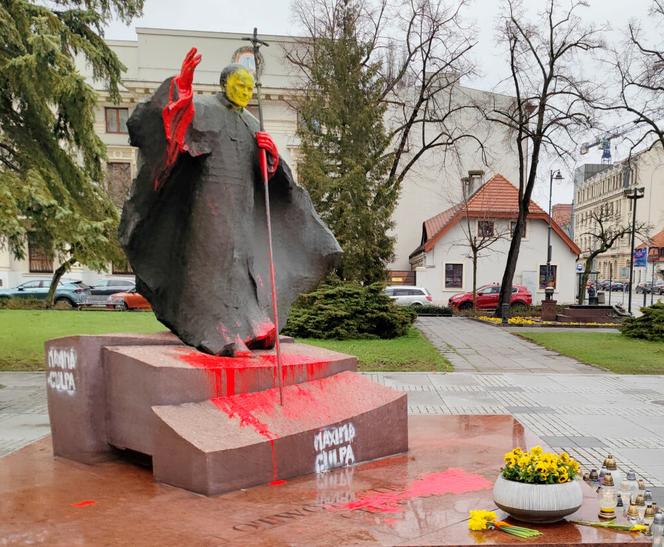 Zdewastowany pomnik Jana Pawła II w Łodzi