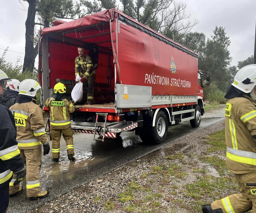 Przekroczone stany alarmowe, strażacy układają worki z piaskiem. Relacja live