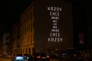 „Każdy chce jakoś nie żyć”. Nowy artystyczny neon w Łodzi