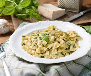 Lekkie danie na upały:  makaron farfalle w sosie jogurtowo-bazyliowym