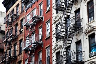 Queens. Dziecko wypadło z drugiego piętra