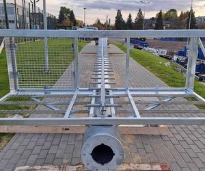 Remont starachowickiego stadionu trwa. Na plac budowy dotarły słupy oświetleniowe